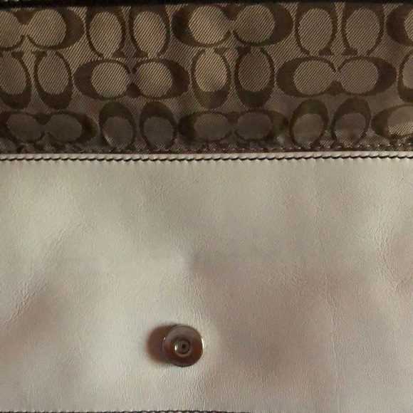 Auth Coach Wristlet White & Black - Picture 4 of 11